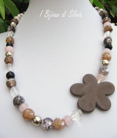 Agata di fuoco nei colori del marrone e rosa, onice, rondella di agata rosa, perle in vetro trasparente, perle color argento in resina. Centrale a fiore marrone in resina